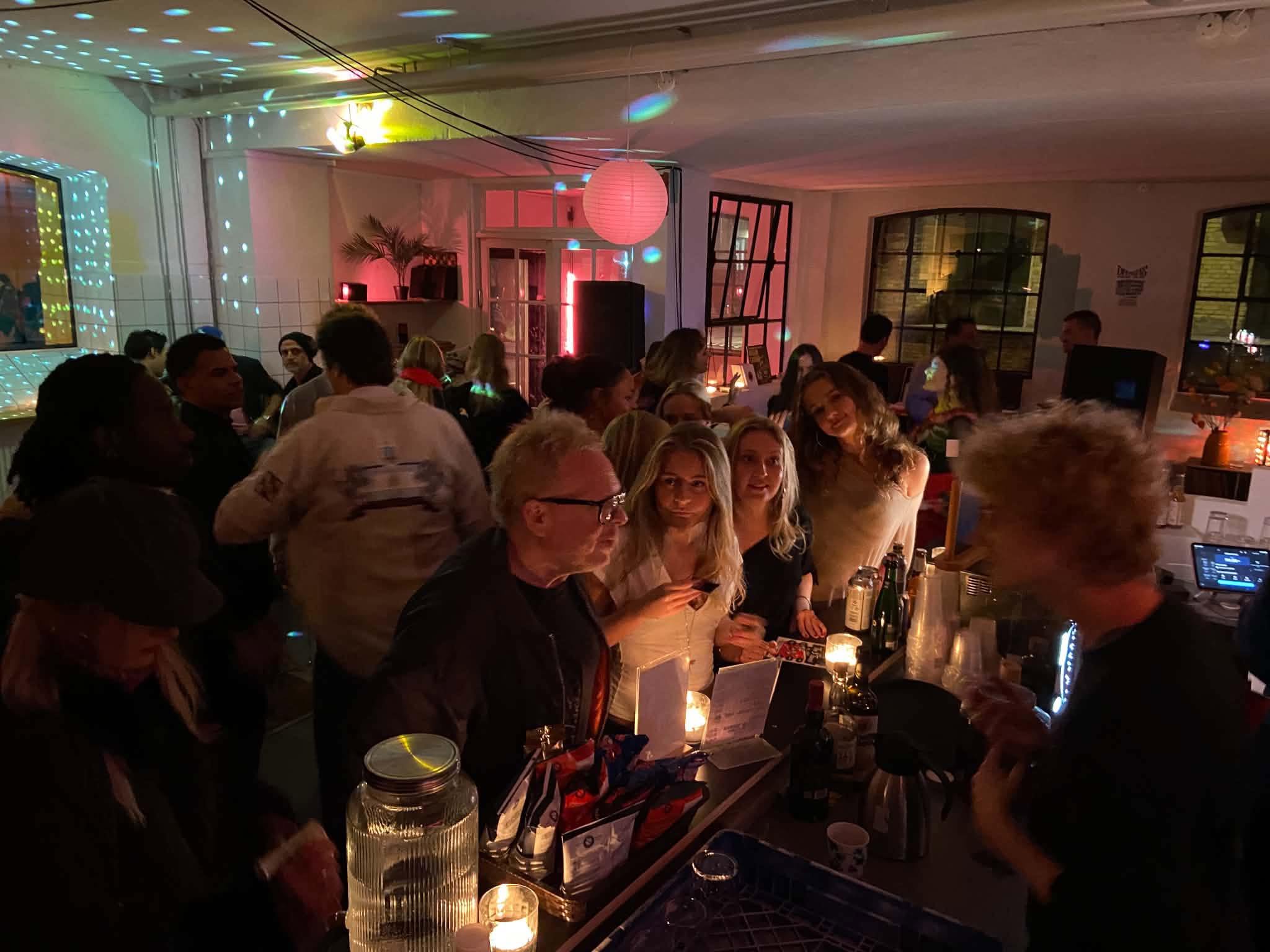 Gæster i baren hos Meat City Music Club i Den Grønne Kødby