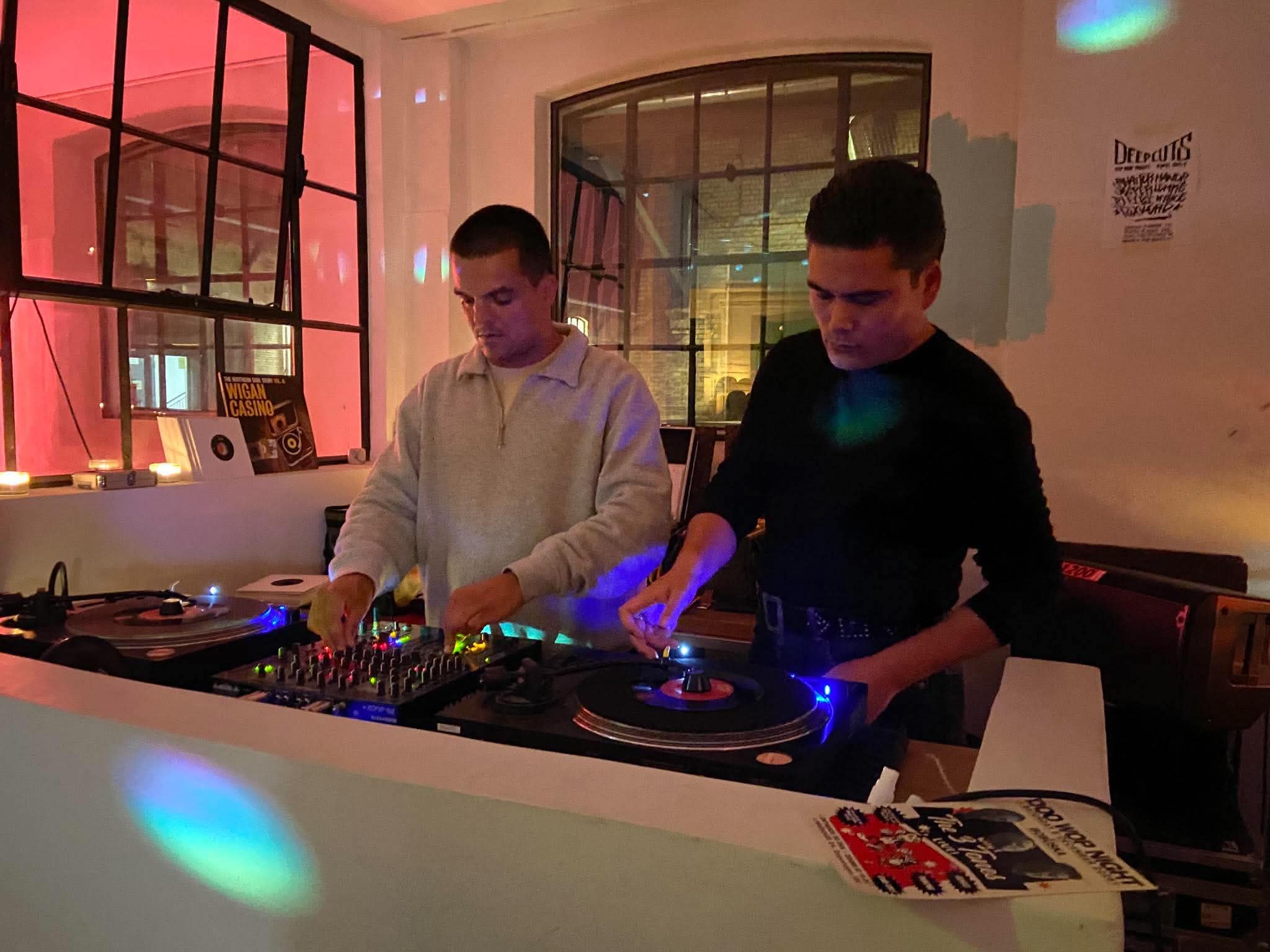 DJs spiller vinyl hos Meat City Music Club